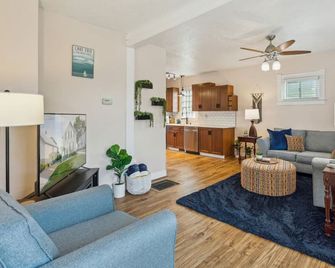 Lakefront Retreat - Serene escape on Lake Erie! Amazing Views! Lorain OH - Lorain - Sala de estar
