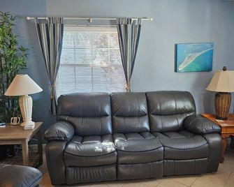 Charming cottage in quiet area, close to beach & bay. - Anna Maria - Living room
