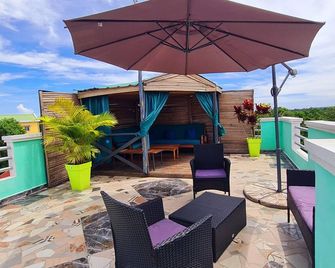 Apartment F4 Londres piscine terrasse coin barbecue. 3 km from the city center! - Mahajanga - Balcón