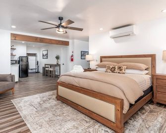 Peytons Luxury Suite at The Four Daughters Inn - Oakhurst - Bedroom