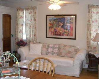 Charming, Clean Cottage: One Week Left for Summer 2023 - week of June 17th - Sea Isle City - Living room