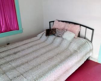 Quirky 1940s House with Yard in Great Location! Pet-Friendly with Game Room - Bisbee - Bedroom
