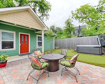 World Cup Stay: 2 Br Bishop Arts District House, Hot Tub, Putting Green, Gardens - Dallas - Patio