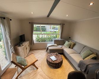 Wild Flower Wellness met privé Sauna en Hottub in prachtige tuin met overkapping - Hoenderloo