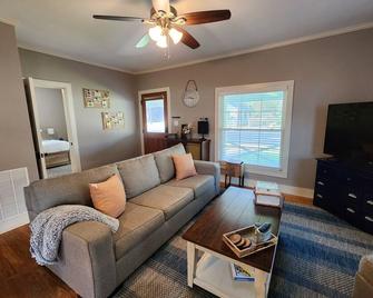 Charming 1-BR pet friendly house in Lockhart. Short stroll to the best BBQ spots - Lockhart