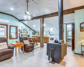 Bunkhouse-Style Studio In Elkins Near Atv Trails! - Elkins - Living room
