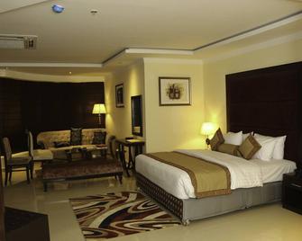 Hotel The Jeevens - Siālkot - Bedroom