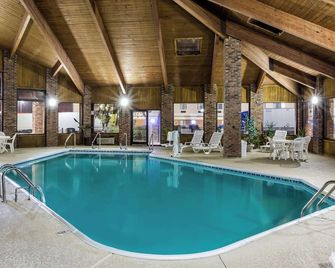Baymont by Wyndham Louisville South I 65 - Brooks - Pool