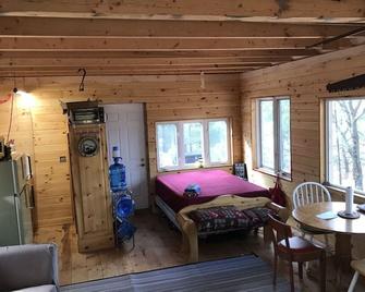 Rustic Cabin on 17 acres of wilderness-1000 ft waterfront w/Ottawa Valley view - Pembroke - Camera da letto