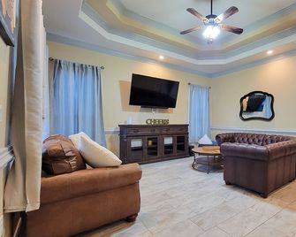 Enchanting house near downtown Dallas! - Dallas - Living room