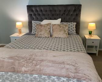 King size bedroom with ensuite and separate entrance, covered off street parking - Cambridge - Schlafzimmer