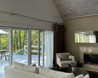 Hudson Ny Country Cottage, Fireplace, Pond, Hot Tub, Nyc 2hrs - Hudson - Living room