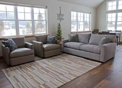 Barn-style Home, Mountain Views, 2 mi to Leavenworth. Dog visitors welcome! - Peshastin - Living room