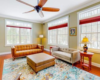 House near the beach with private hot tub, home theater, game room, and WiFi - Ogunquit - Wohnzimmer