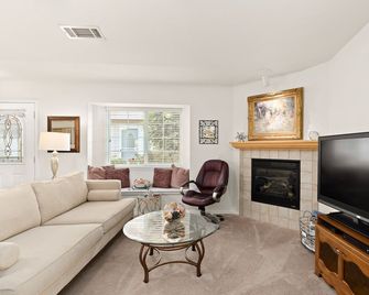 Comfy-Cozy, Quiet, Ev Car Charger, Garage, Recliner - Grants Pass - Living room