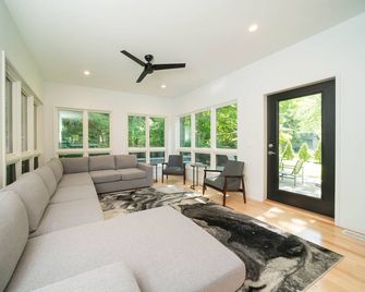 Amazing Newer Home With Lake Views, Steps Away From Shops And Restaurants. - Saugatuck - Sala de estar