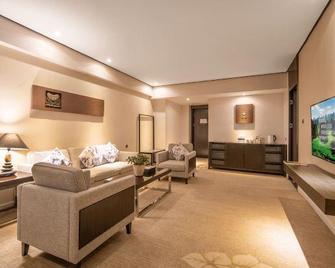Xingyi Bast Dreamland Hotel - Qianxinan - Living room