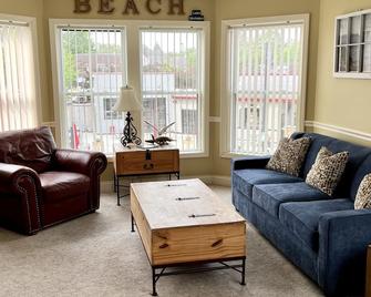 Perfect beach town home away from home! - South Haven - Living room