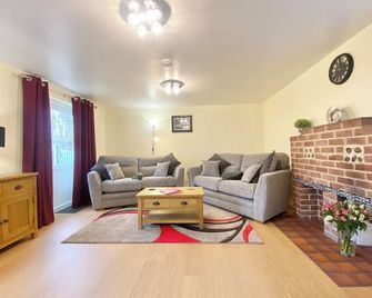 2 bedroom accommodation in Winchester - Winchester - Living room