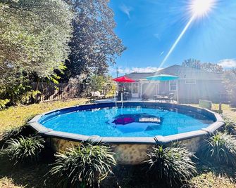 Spacious 5-bedroom house with AC, WiFi in pleasant Alachua - Alachua - Zwembad