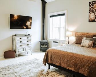 #12 Honeymoon in a Historic Inn, Coffee Cottage - Snowflake - Bedroom
