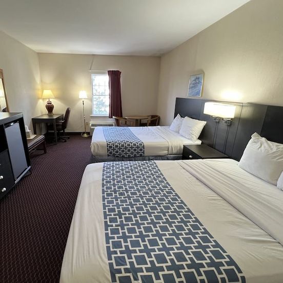 Bedroom view of Olde Amish Inn