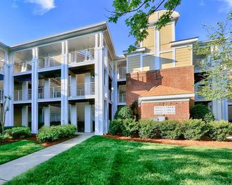 Exceptional Listing! Beautiful View Of Lake Norman! Great Luxury Condo Stay! - Cornelius - Building