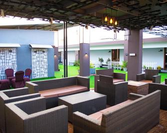 Signature By Hotel Crown Inn - Karachi - Binnenhof