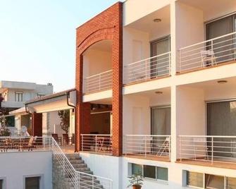 Reyhan Hotel - Karaburun - Edificio