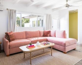 The Wesley by AvantStay Mid-Century Modern Oasis with Pool - Palm Springs - Living room