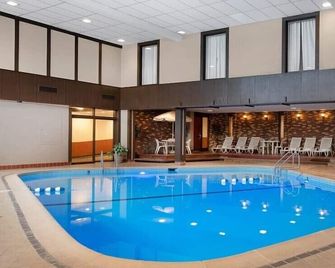Albert Lea Inn and Suites - Albert Lea - Piscina