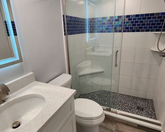 Oceanfront 29th St 2br 2ba Condo Steps To Boardwalk - Ocean City - Bathroom