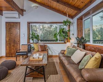 Sequoia Tree House Light Andbright - Three Rivers - Living room