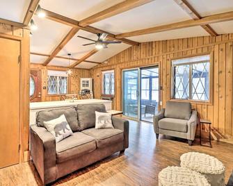 Cozy Pocono Lake Cabin with Screened Patio and Bar - Pocono Pines - Living room