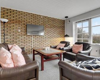 Lovely home in Aakirkeby with WiFi - Akirkeby - Living room