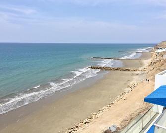 Golden Mar Hostal - Manta - Beach