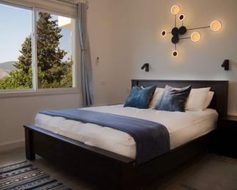 Charming 2-bedroom apartment with WiFi, AC in quaint Mikhmanim - Karmi’el - Bedroom