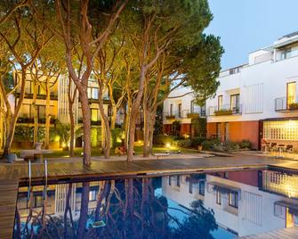 فندق إن إم سويتس من إسكامبا هوتيلز - بلاتجا دو أرو - حوض السباحة