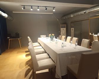 Udi Hotel - קנאקלה - חדר ישיבות