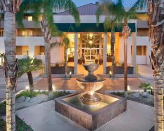 Family fun in Palm Springs in this resort 2BD condo with resort amenities including kids pool - Palm Springs - Building