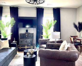 Cozy Old Chicago Style Retreat in Evanston - Evanston - Living room