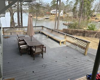 Lake house on Lake Murray with private dock and boat ramp. - Gilbert - Balcón