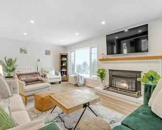Calabogie House, Private 90 Acre Estate, Close to ATV and Snowmobile Trails. - Calabogie - Ruang tamu
