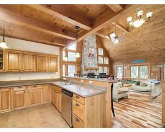 Beautiful Log Lodge Retreat near Beach, Dunes, Golf - Onekama - Kitchen