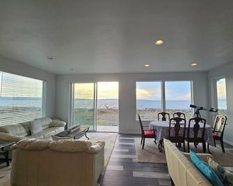 Modern Beachfront Stay at the Admiralty Retreat - Coupeville - Wohnzimmer