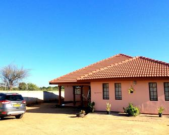 Sharon Avenue Guesthouse - Francistown - Edificio
