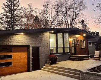Modern style, 1 block from Lake Pepin - Lake City - Building