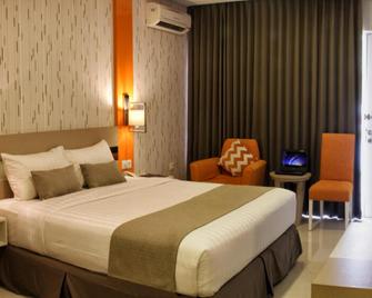 Hotel Nirwana Pekalongan - Pekalongan - Schlafzimmer