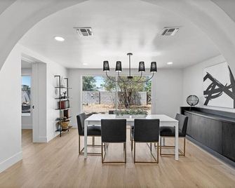 New 1 Min Walk Dt Gilbert - 4 Bedroom Retreat - Gilbert - Dining room
