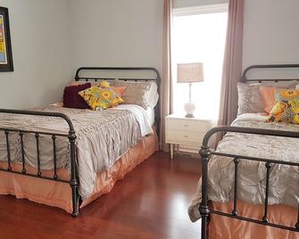 Newly Renovated Home in Downtown Athens! Big Yard, Perfect Getaway & Tailgate - Athens - Bedroom